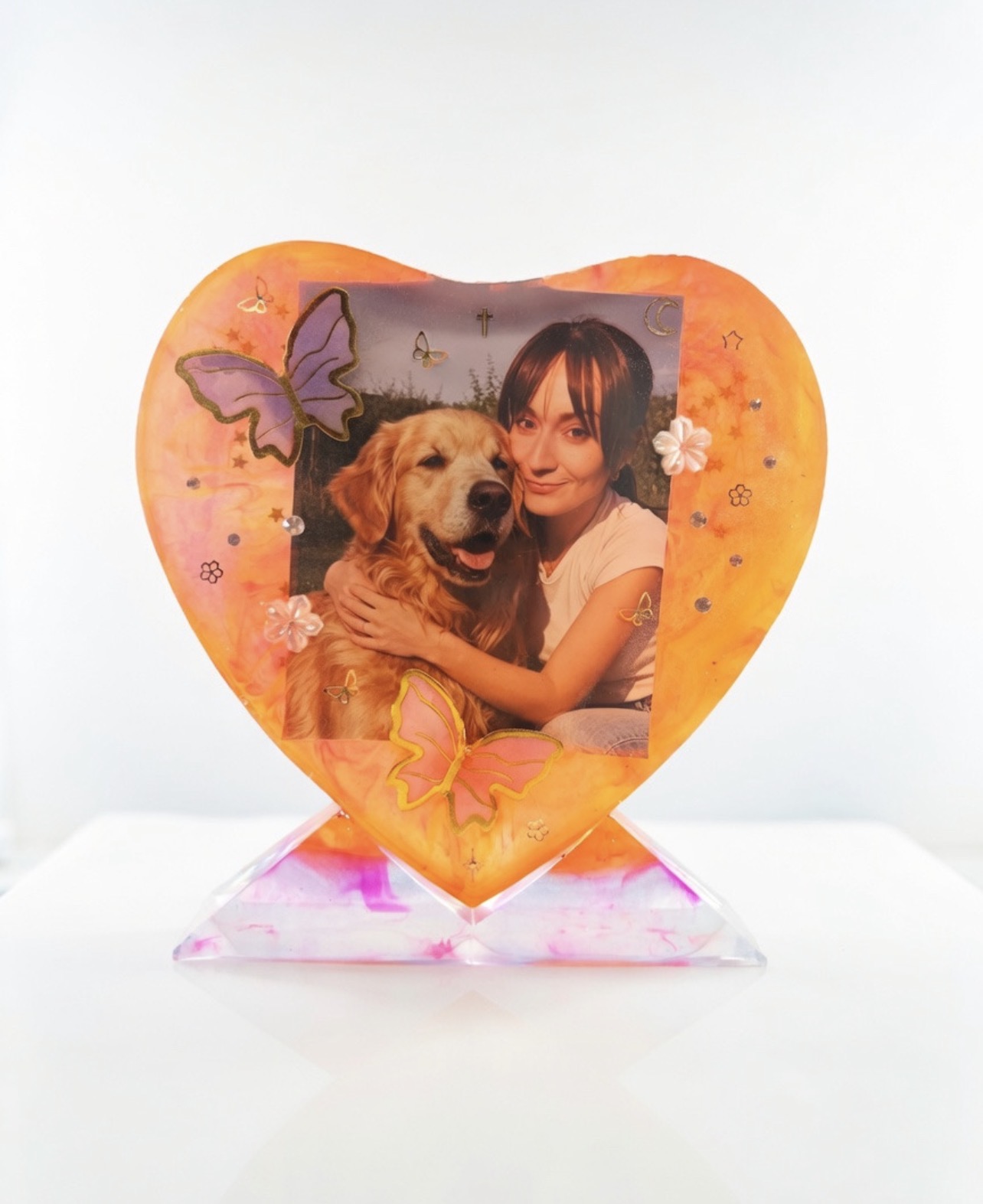 Corazón de resina naranja personalizado con fotografía de una chica y su perro